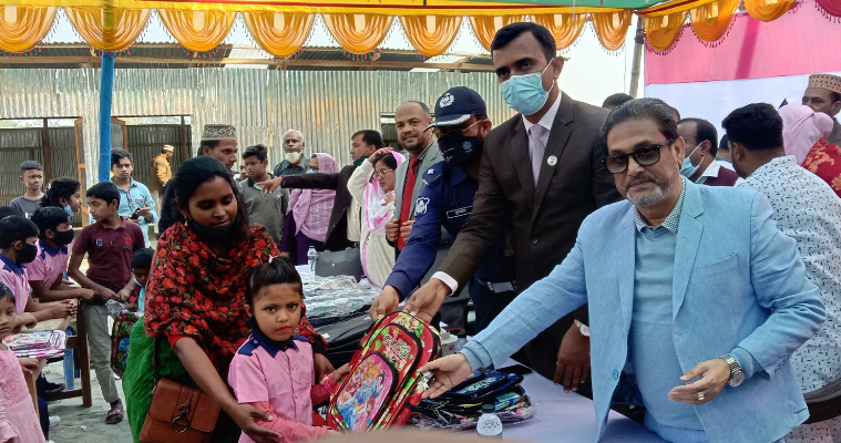 টুঙ্গিপাড়ায় শিক্ষার্থীদের মাঝে শিক্ষা উপকরণ বিতরণ