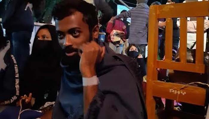 হাসপাতাল থেকে ফিরে আবারও অনশনে শাবির দুই শিক্ষার্থী