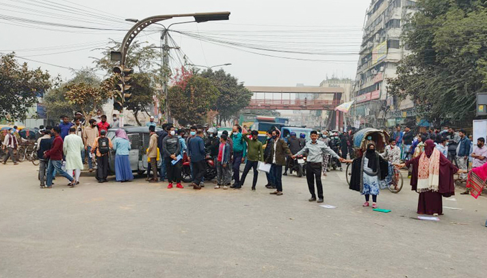 পরীক্ষা স্থগিতের প্রতিবাদে শিক্ষার্থীদের নীলক্ষেত অবরোধ