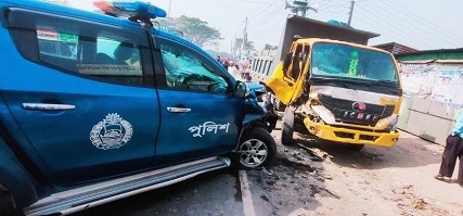 ফরিদপুরে পুলিশের পিকআপ ভ্যানের চাকা ফেটে দুর্ঘটনা