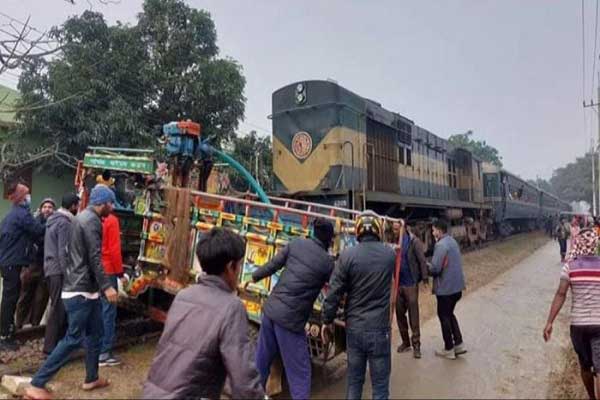 চাঁপাইয়ে ট্রেন-ভটভটি সংঘর্ষ, নিহত ৩