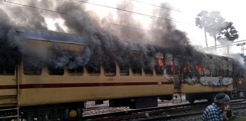 ভারতে নিয়োগ পরীক্ষায় অনিয়ম, ট্রেনে আগুন