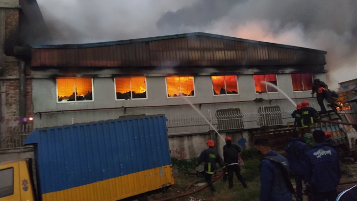 এখনও নিয়ন্ত্রণে আসেনি জাহিন নিটওয়্যারের আগুন