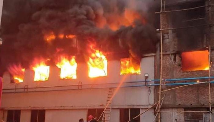 সাড়ে চার ঘণ্টার চেষ্টায় নিয়ন্ত্রণে নারায়ণগঞ্জের আগুন