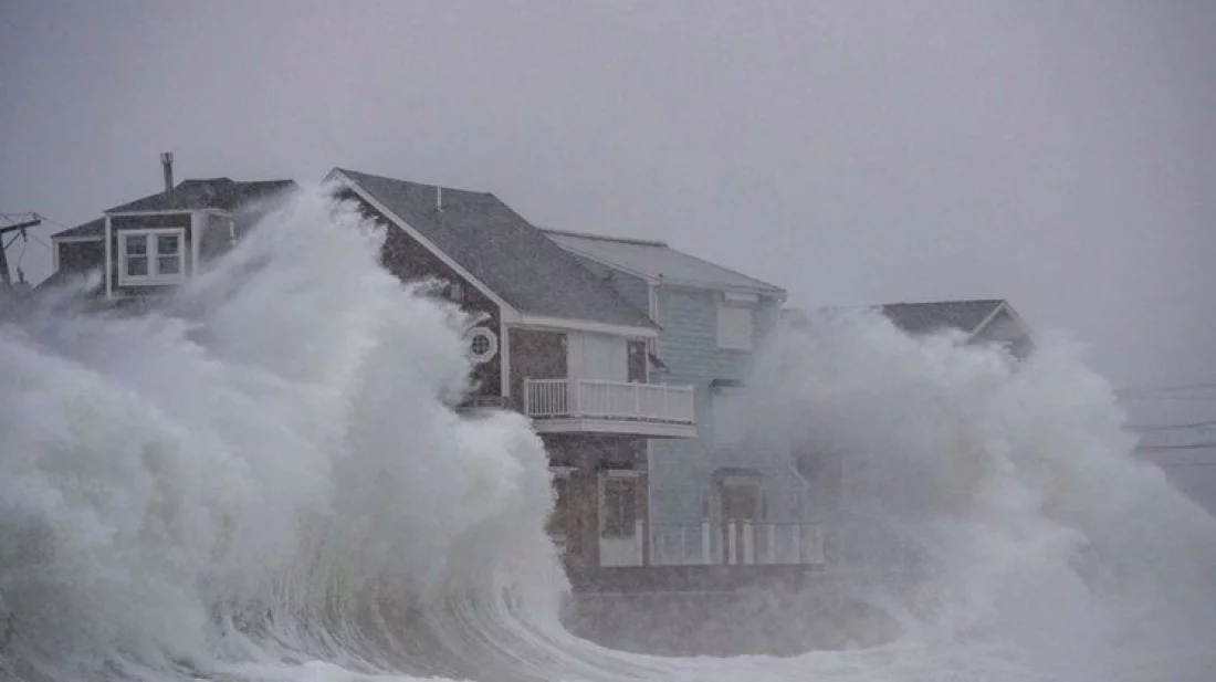 যুক্তরাষ্ট্রে বোম্ব সাইক্লোন, হাজার হাজার বাড়ি বিদ্যুতহীন