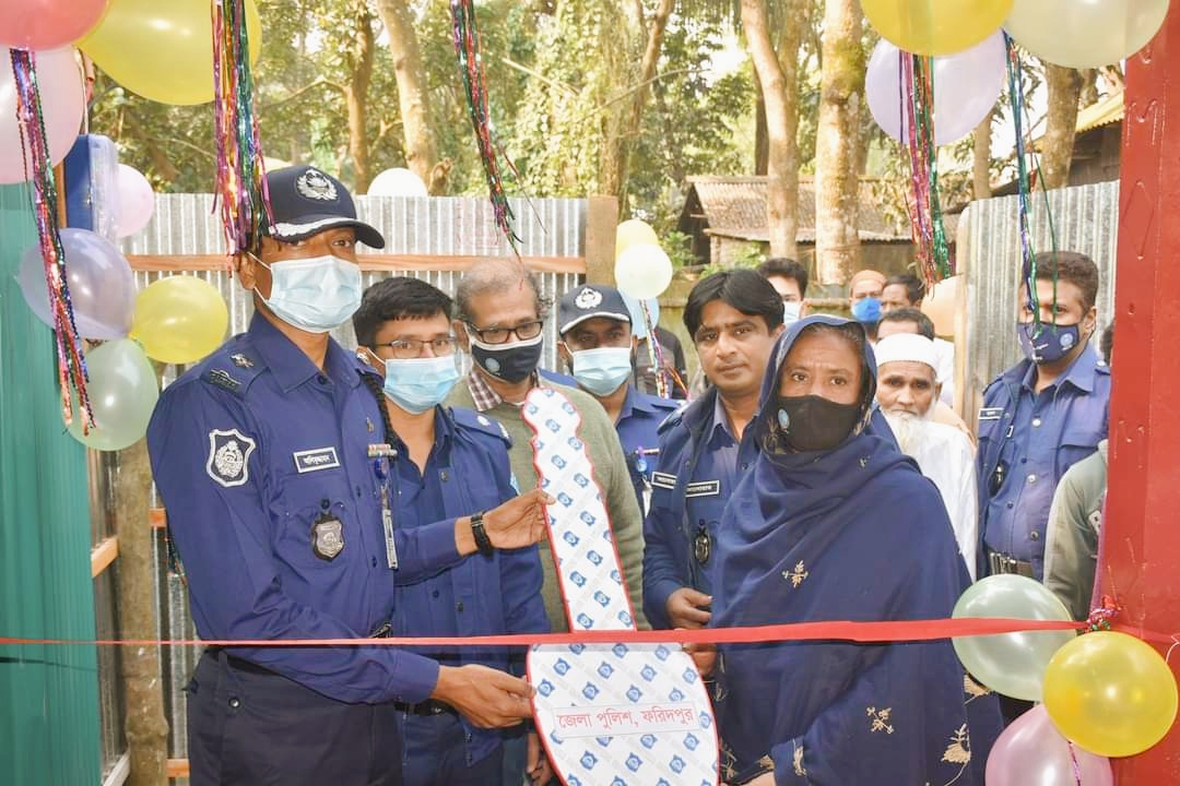 ফরিদপুরে ভিক্ষুক নারীকে বাড়ি ও দোকান করে দিলেন পুলিশ