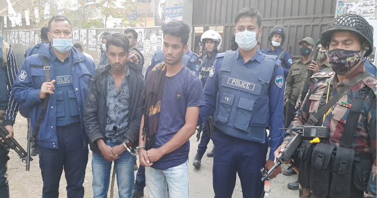 সেনবাগে ভোট কেন্দ্রে পুলিশ-বিজিবির ওপর হামলার অভিযোগে আটক ২