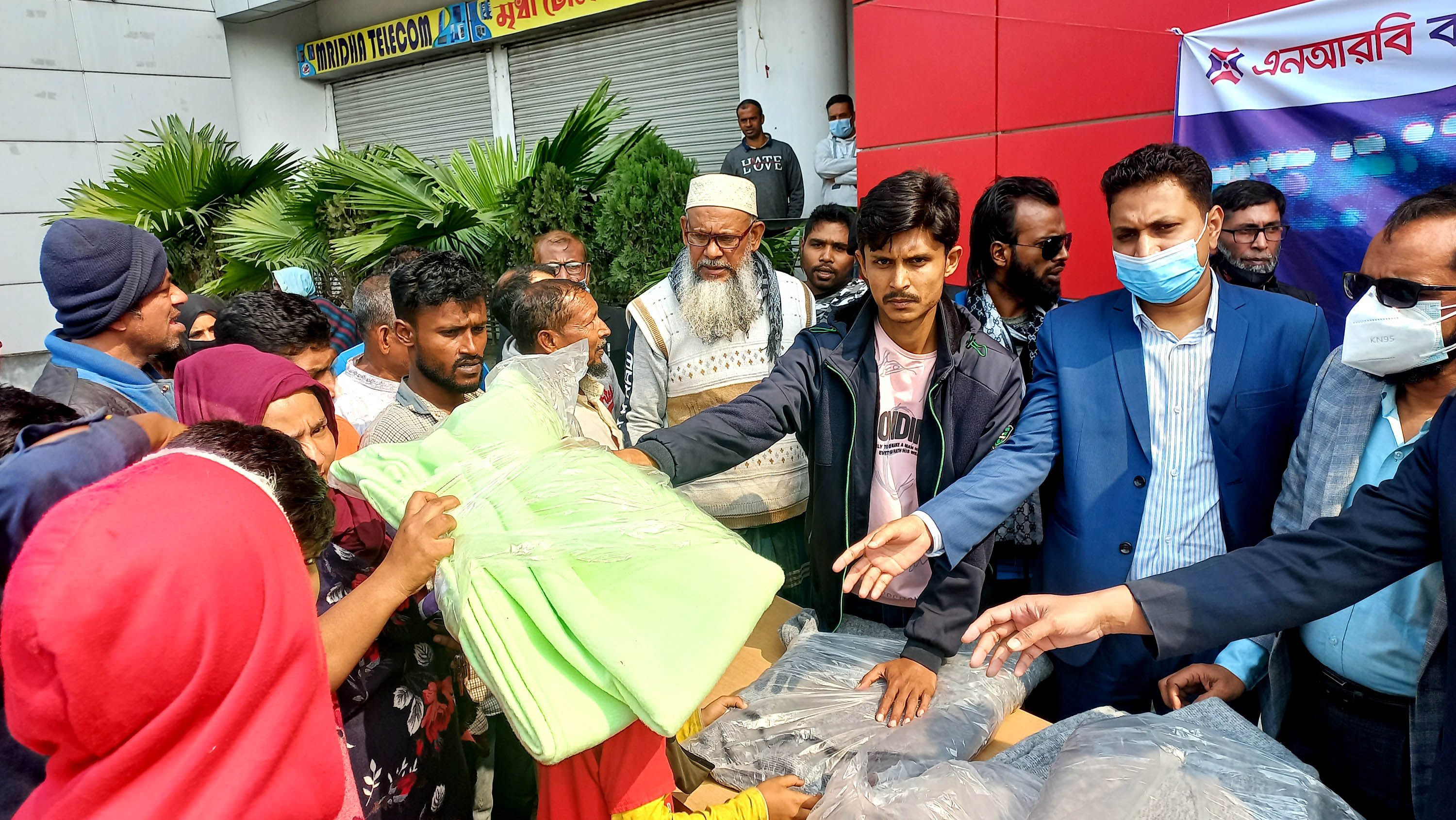 গোপালগঞ্জে শীতার্তদের মাঝে কম্বল বিতরণ