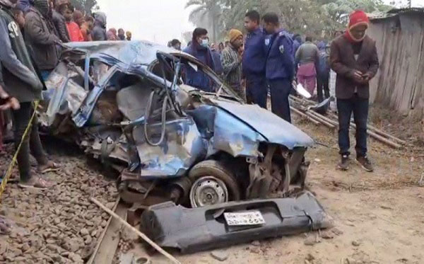 ট্রেনের ধাক্কায় প্রাইভেটকারের চালকসহ নিহত ৩