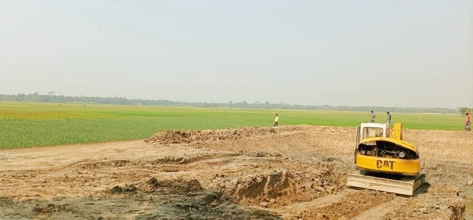 ফরিদপুরে ফসলি জমির মাটি যাচ্ছে ইটভাটায়