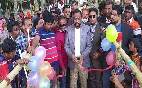 ফরিদপুরের ভাঙ্গায় ইউপি চেয়ারম্যানের উদ্যোগে কাঠ-বাঁশের সেতু নির্মাণ