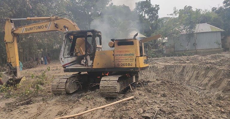 ফরিদপুরে মাটি কাটার অপরাধে এক্সাভেটর ধ্বংস ও জেল জরিমানা