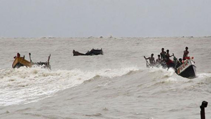 বঙ্গোপসাগরে ১০ ট্রলার ডুবি, নিখোঁজ ২৫ জেলে