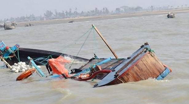 দুবলার চরে ১৮ ট্রলার ডুবি, ২ জেলে নিখোঁজ