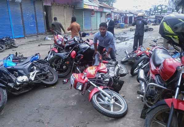 স্বতন্ত্র চেয়ারম্যান প্রার্থীর সংবাদ সম্মেলনের জেরে নৌকা সমর্থকদের হামলা; পুলিশের গুলি