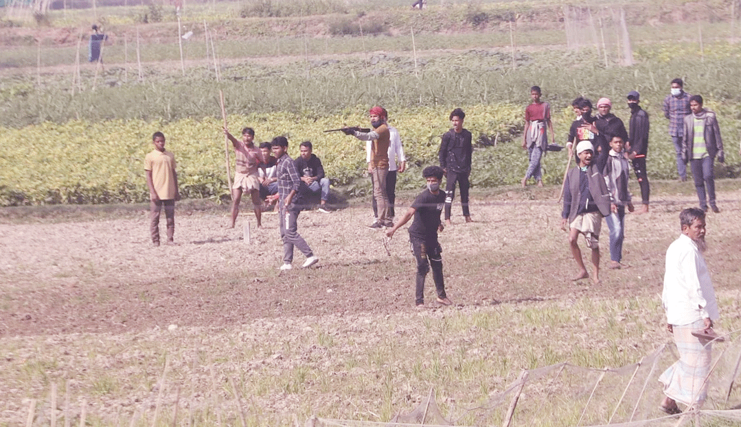 সাতকানিয়ায় ইউপি নির্বাচনে অস্ত্রের মহড়া, গোলাগুলি