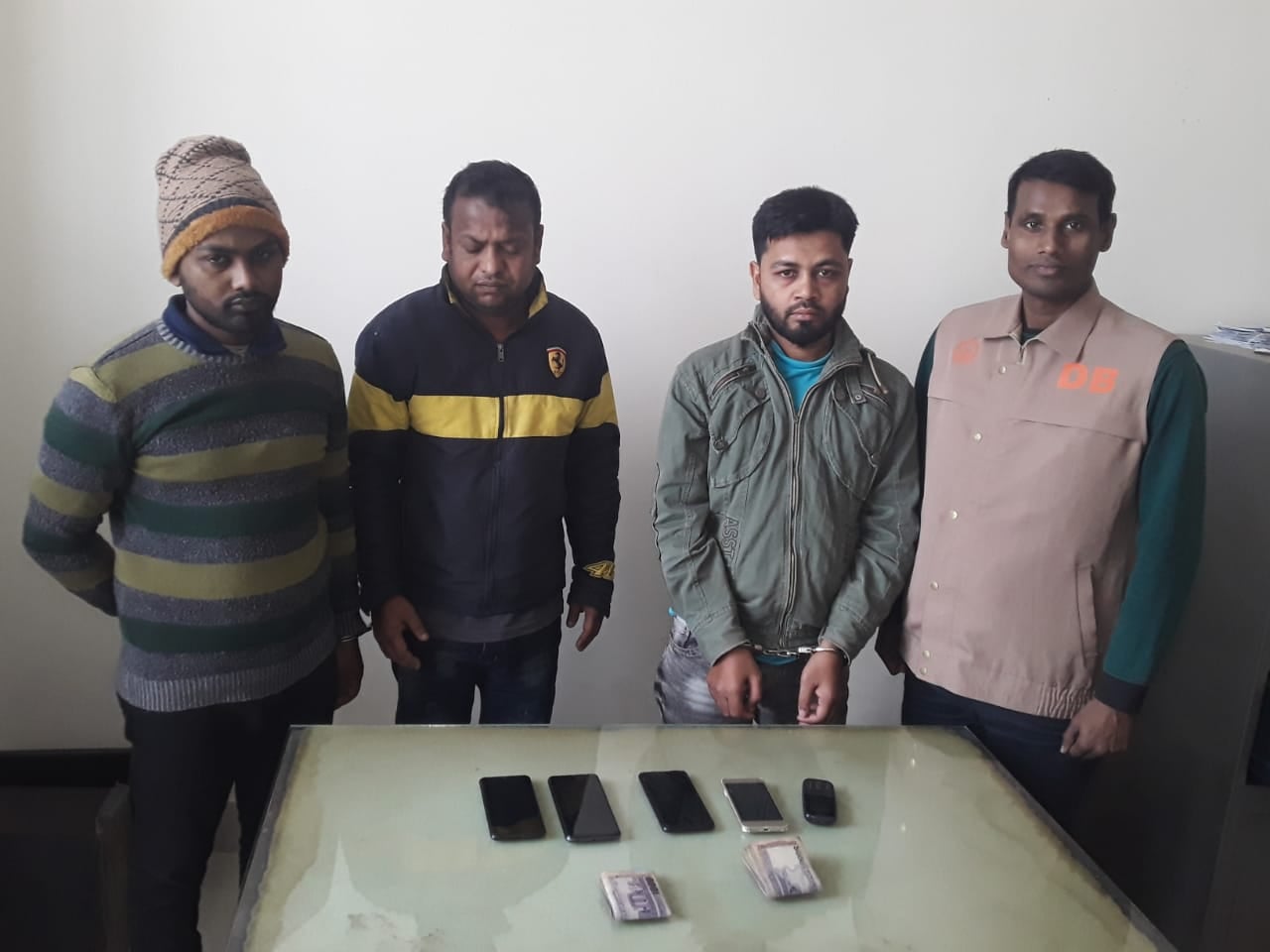 অনলাইনে ক্রিকেট জুয়া, ফরিদপুরে আটক ৩