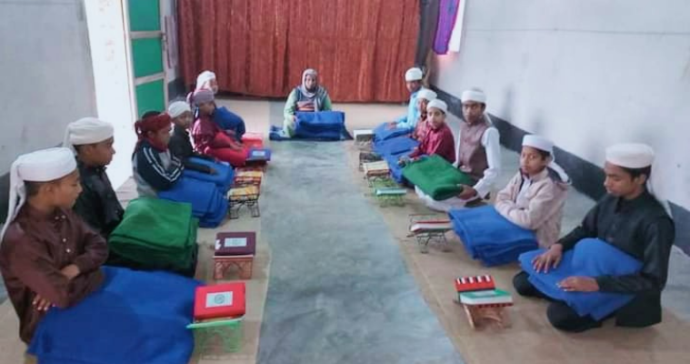 হাতীবান্ধায় মাদ্রাসা ছাত্রদের মাঝে শীতবস্ত্র বিতরণ