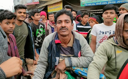 মোবাইল চোর আটক করল দোকানদাররা