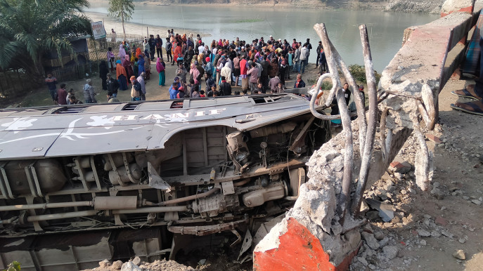 দিনাজপুরে বাস খাদে পড়ে নিহত ২