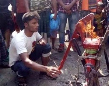 নলকূপ দিয়ে উঠছে গ্যাস, জ্বলছে আগুন