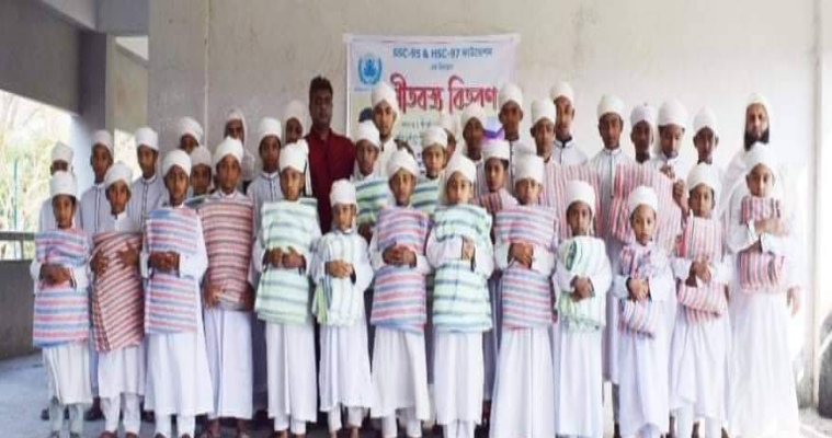 বরগুনায় অসহায়দের মাঝে শীতবস্ত্র বিতরণ