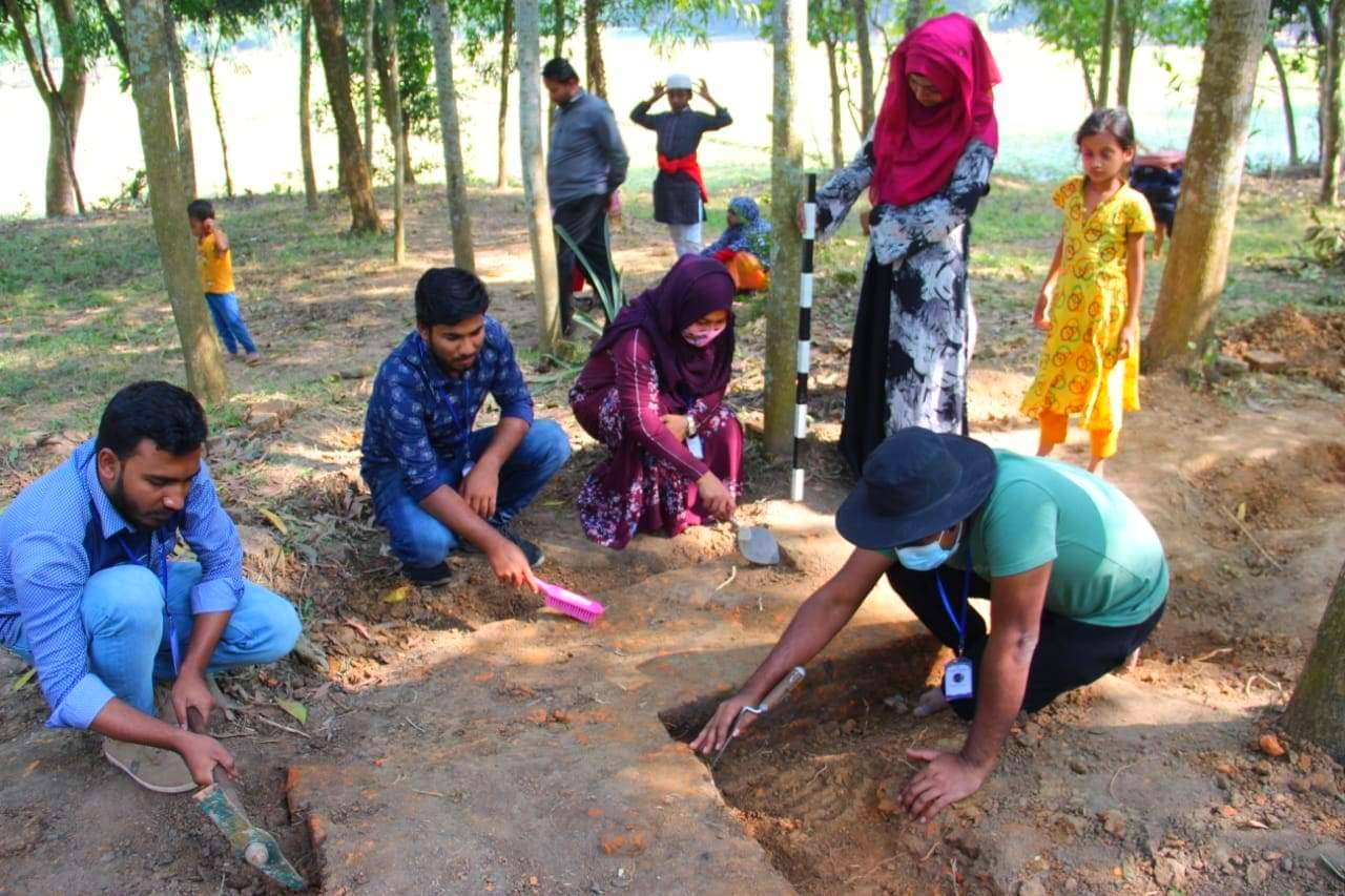 কুবি শিক্ষকের নেতৃত্বে বসন্তপুরে প্রাচীন স্থাপত্য নিদর্শন আবিষ্কার