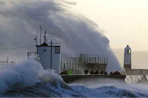 যুক্তরাজ্যে ঘূর্ণিঝড় ইউনিসের আঘাত, নিহত ১০