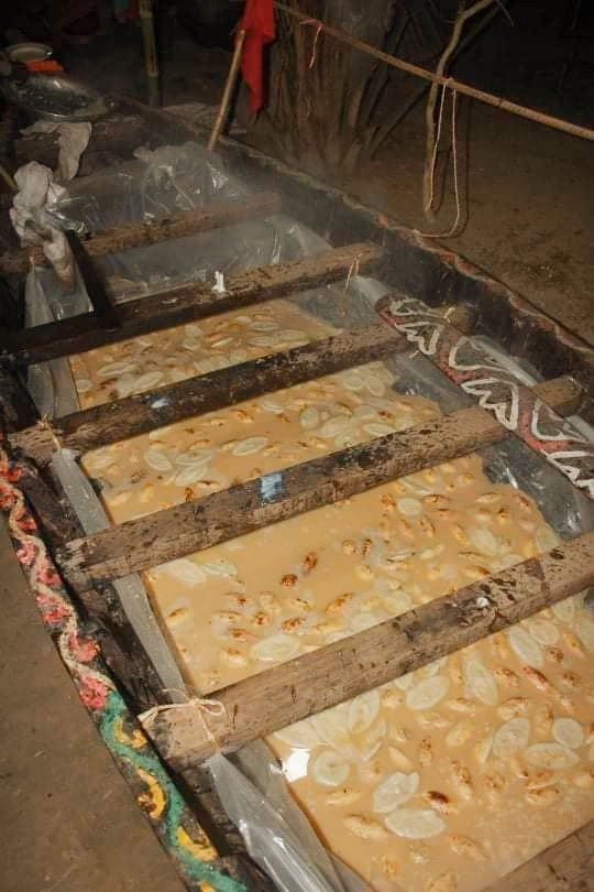 ফরিদপুরে নৌকায় দুধ-গুড়ের রসে ভেজা চিতই পিঠার মেলা