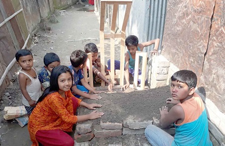 কুড়িগ্রামের পাড়া-মহল্লায় শিশু-কিশোরদের শহিদ মিনার নির্মাণ প্রতিযোগীতা