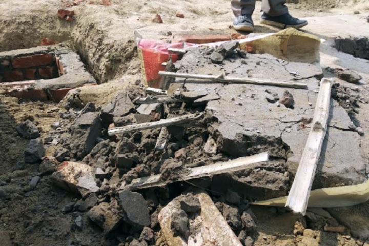 জাবরহাট ডিগ্রী কলেজে নির্মাণ কাজে রডের পরিবর্তে বাঁশ!