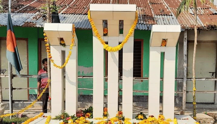 স্কুলে শহিদ মিনার উপহার দিলেন বীর মুক্তিযোদ্ধা শুকদেব মন্ডল