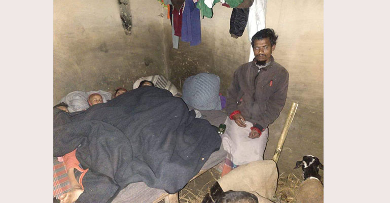 গোয়াল ঘরে পরিবার নিয়ে বসবাস করছেন দৃষ্টি প্রতিবন্ধী ফরিদ