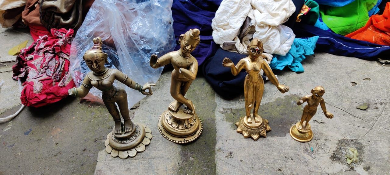 নোয়াখালীতে চারটি চোরাই মূর্তিসহ গ্রেফতার ২