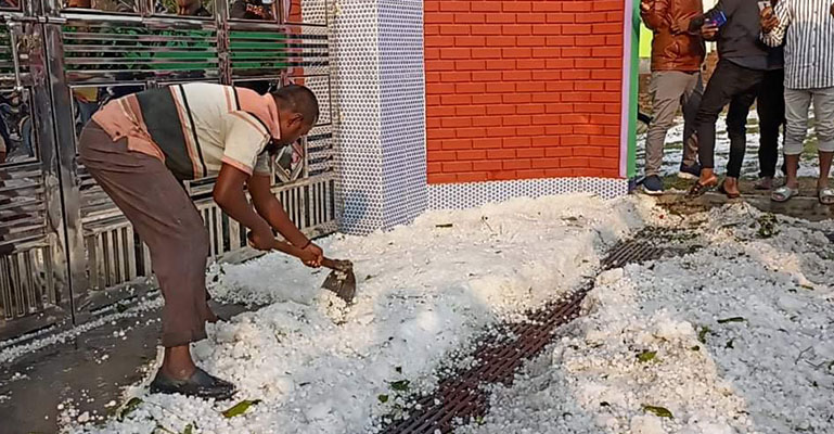 ঠাকুরগাঁওয়ে শিলা বৃষ্টিতে ঢেকে গেছে রাস্তাঘাট, ফসলের ব্যপক ক্ষতি