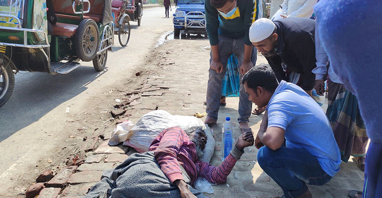 ফরিদপুরে রোগীকে চিকিৎসা না দিয়ে রাস্তায় ফেলে দেওয়ার অভিযোগ!