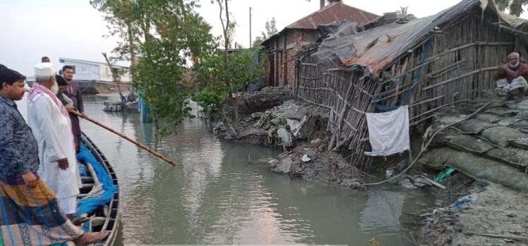 আশাশুনিতে বেড়িবাঁধে ভাঙ্গন, আতঙ্কে এলাকাবাসী