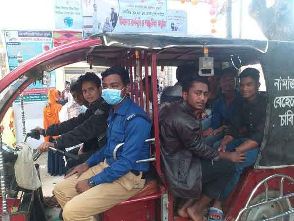 গ্রামপুলিশ দিয়ে টিকা কেন্দ্রে তরুনদের পাঠালেন  ইউপি চেয়ারম্যান