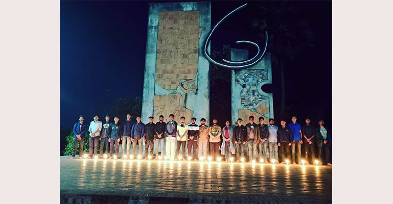 গোপালগঞ্জে শিক্ষার্থী ধর্ষণের প্রতিবাদে কুবি প্রেসক্লাবের মোমবাতি প্রজ্জ্বলন