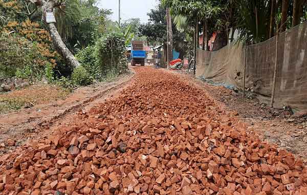 কবিরহাটে সড়ক সংস্কারে ব্যাপক অনিয়মের অভিযোগ