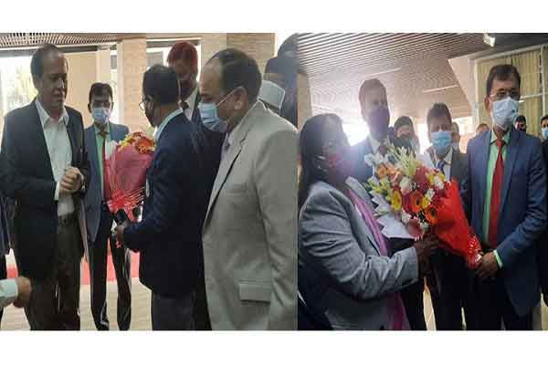 কর্মস্থলে নতুন নির্বাচন কমিশন, বরণ করলেন কর্মকর্তারা