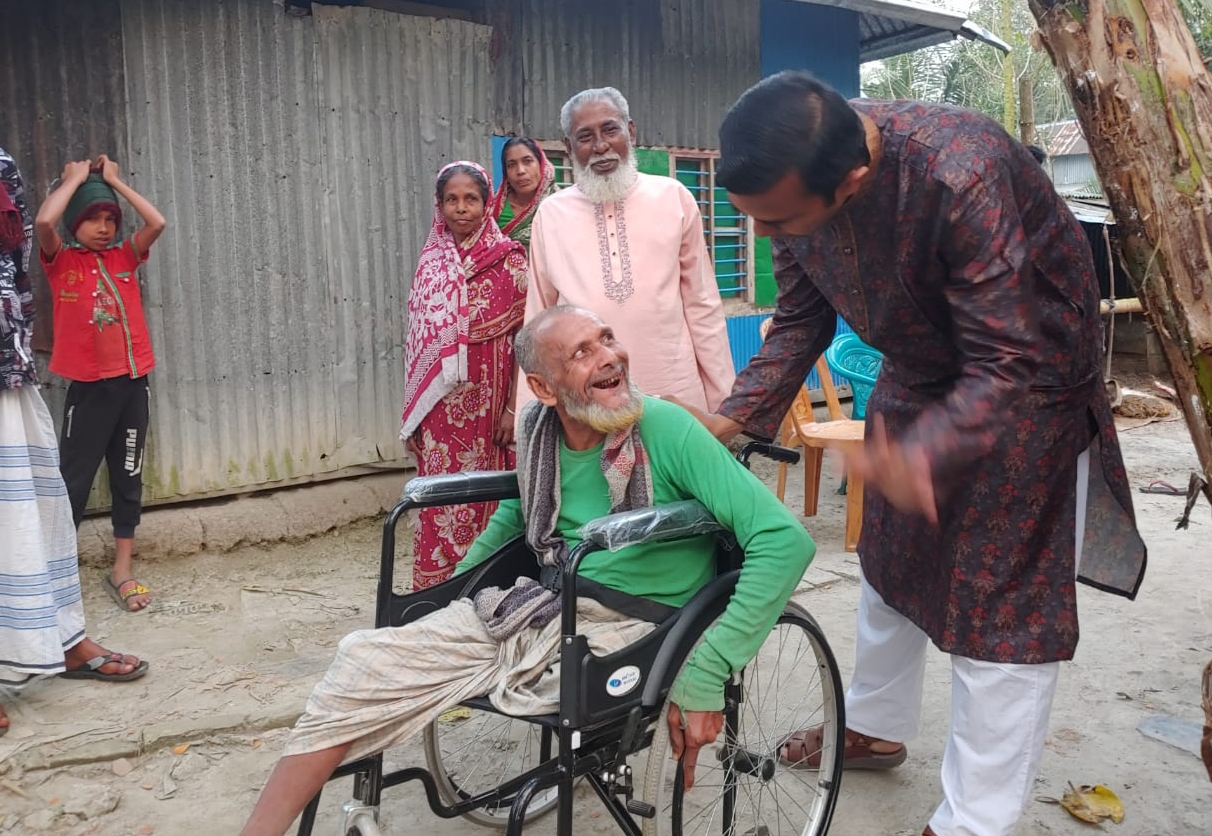 জেলা প্রশাসকের মানবিকতা: প্রতিবন্ধী বৃদ্ধ পেল চলার অবলম্বন