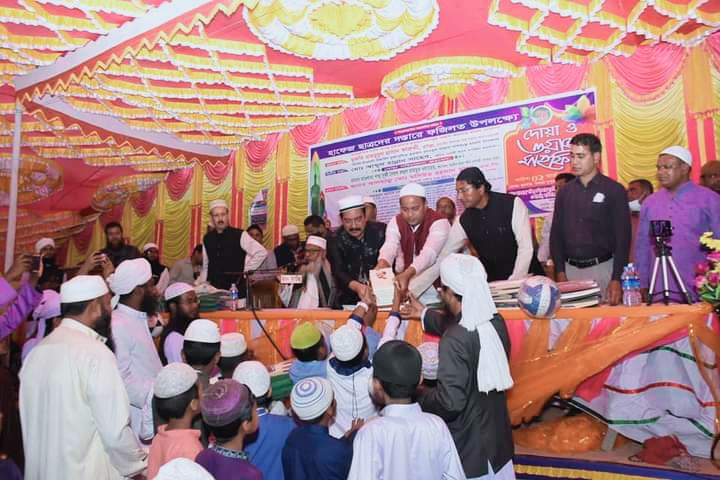 হাতীবান্ধায় বঙ্গবন্ধুর অসমাপ্ত আত্মজীবনী বিতরণ