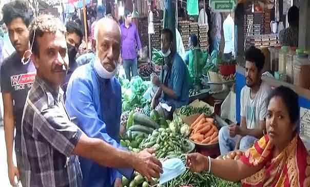 গোপালগঞ্জে সচেতনতা বৃদ্ধিতে মাক্স ও হ্যান্ড-স্যানিটাইজার বিতরণ