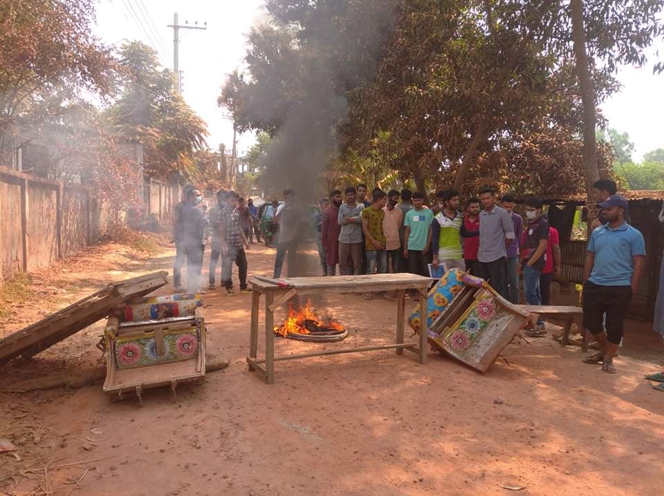আবারও কুবি শিক্ষার্থীদের সড়ক অবরোধ, দ্রুত সংস্কারের আশ্বাস ঠিকাদারের