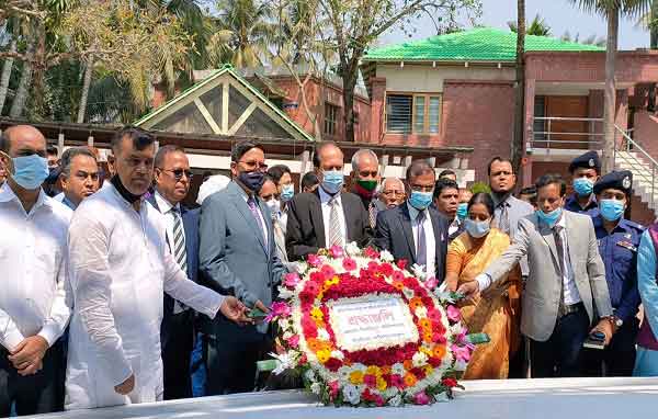 বঙ্গবন্ধুর সমাধিতে প্রধান নির্বাচন কমিশনারের শ্রদ্ধা