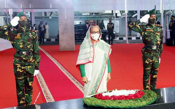 বঙ্গবন্ধুর প্রতিকৃতিতে প্রধানমন্ত্রীর শ্রদ্ধা
