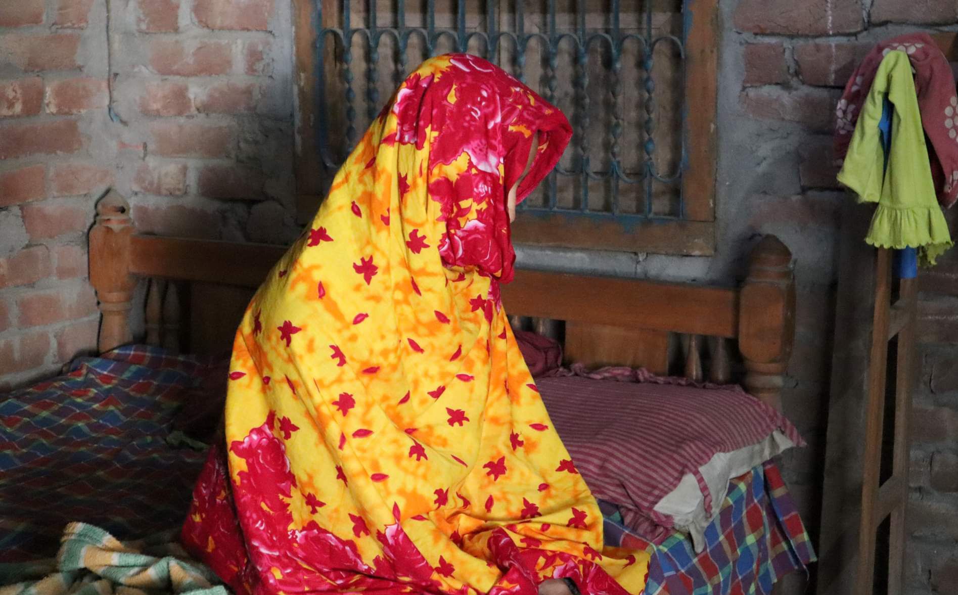 বিয়ের দাবিতে শিক্ষকের বাড়িতে শিক্ষার্থীর অনশন