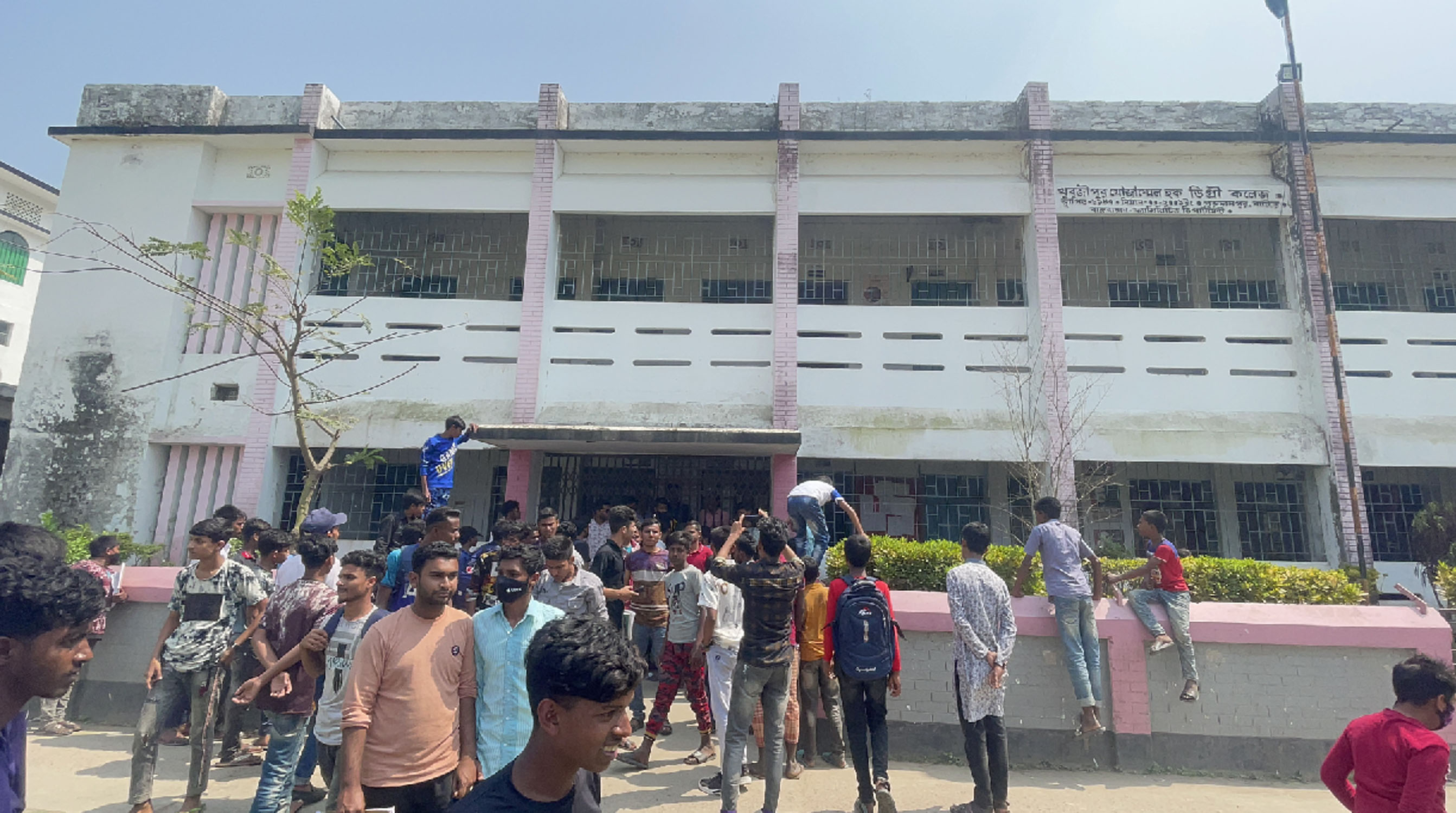 নারী দিবসে শিক্ষার্থীকে অনৈতিক প্রস্তাব, প্রতিবাদে বিক্ষোভ