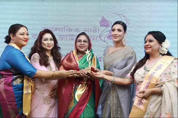 ১৫ জন সফল নারীকে আলোকিত নারী সম্মাননা স্মারক প্রদান